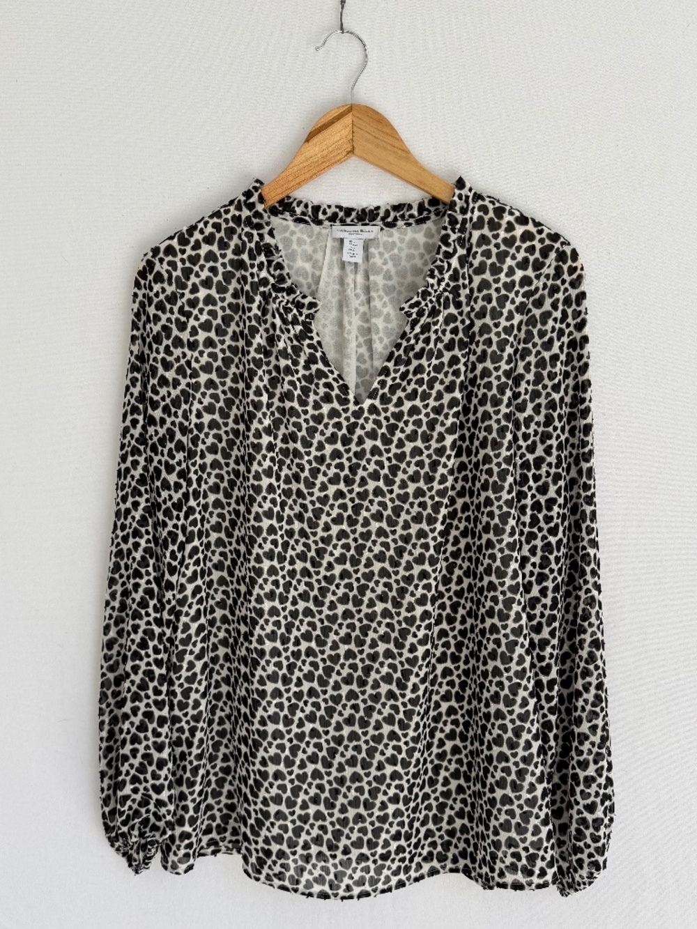 CAROLINA BELLE Women’s Large Black Hearts Split V-neck Pop Over Blouse